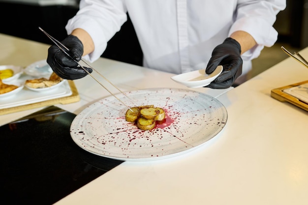 Bucătar care pregătește o farfurie